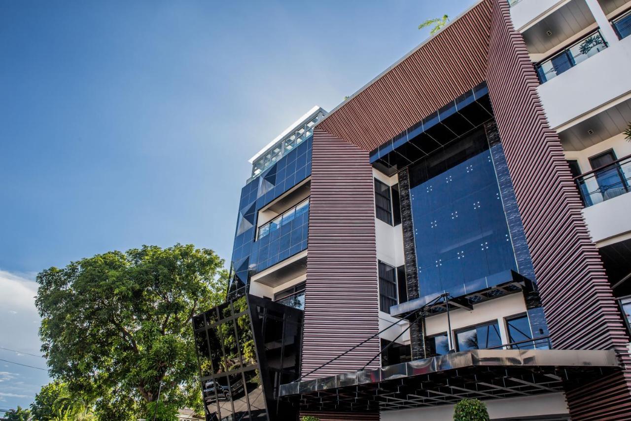 Stonehill Suites Bacolod Exterior foto