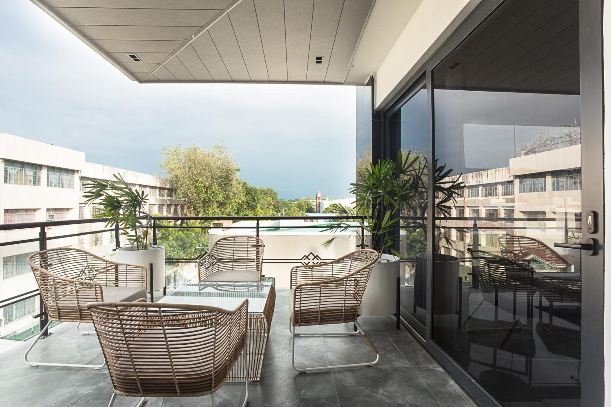 Stonehill Suites Bacolod Exterior foto